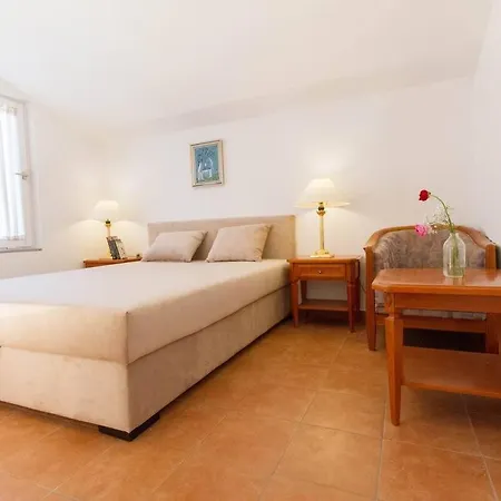 Roko Apartment Vir